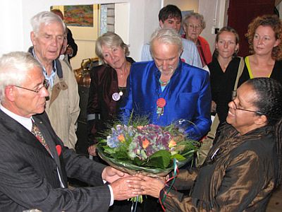 Kunst voor QAS -  Bloemen voor Gloria, galeriehoudster van En Passant - Apeldoorn